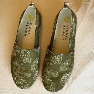 Vionic Beach Green print espadrilles, Size 7